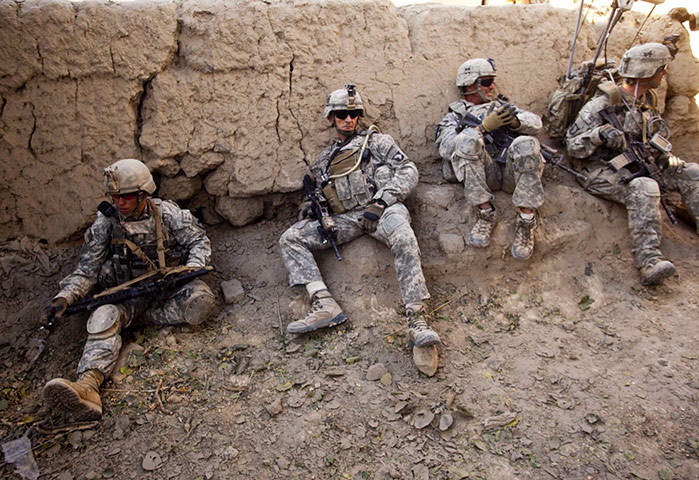 101st Airborne: American soldiers take a break during operations