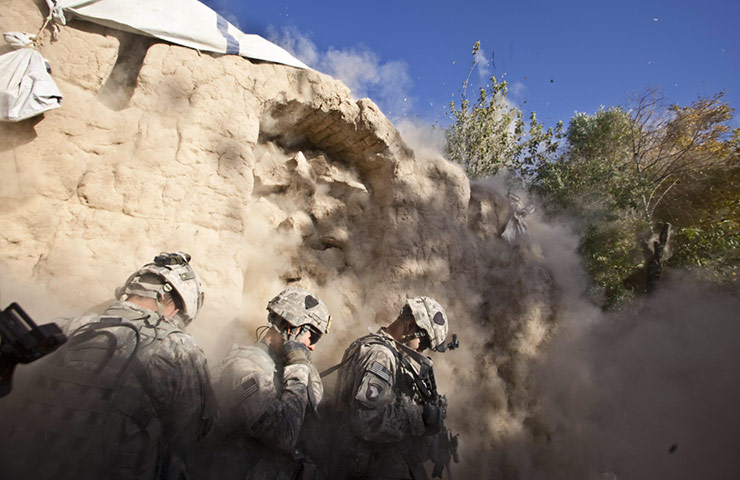 101st Airborne: American soldiers take cover as they blow open a wall