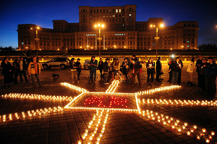 24 hours: People lights candles at the Romanian Parliament building in Bucharest