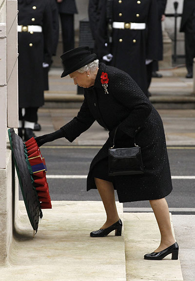 Remembrance Sunday: Britain's Queen Elizabeth lays a wreath at the Cenotaph in Whitehall London