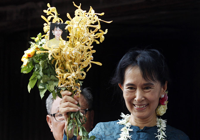 Aung San Suu Kyi release : Aung San Suu Kyi holds a bunch of flowers 