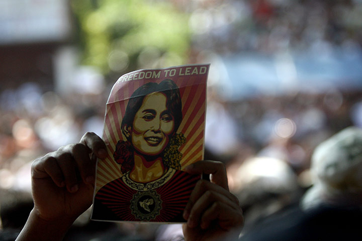 Aung San Suu Kyi release : Supporter of Aung San Suu Kyi holds up a card with her picture on