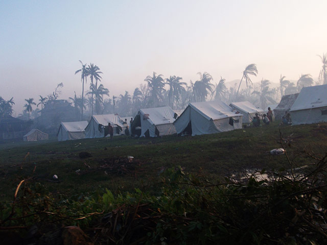 MDG Burma 2008 cyclone : survivors of Cyclone Giri 
