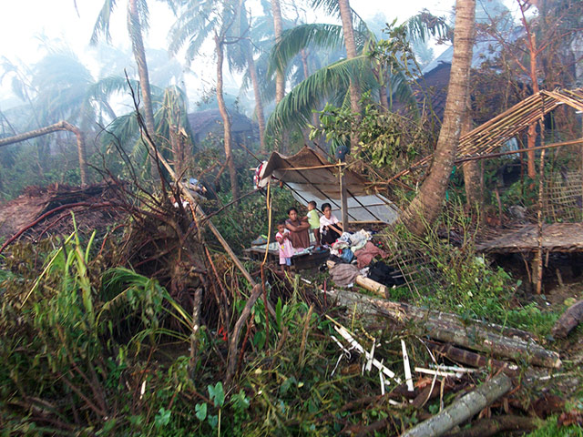 MDG Burma 2008 cyclone : survivors of Cyclone Giri 