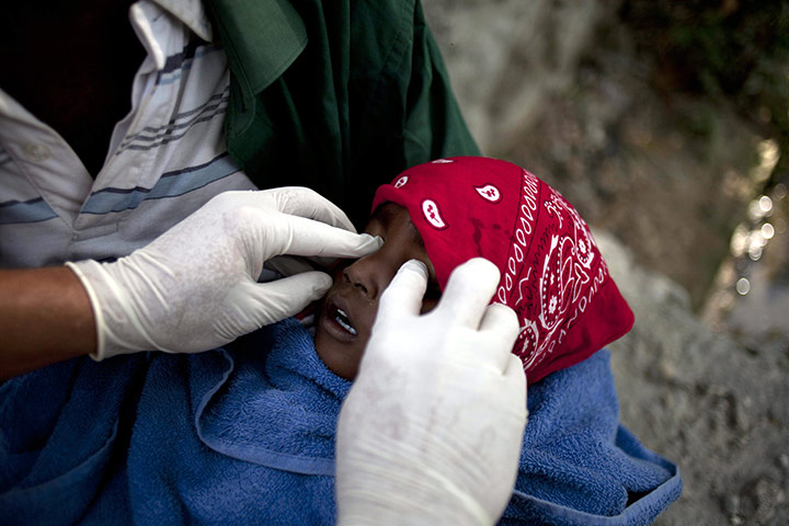 24 hours in pictures: Cholera epidemic in Haiti