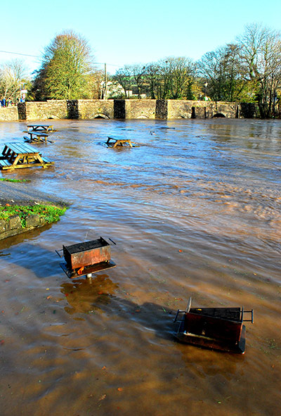cornwall flooding update: Floods at the River Fowey under Lostwithiel Bridge