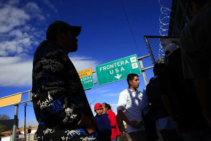Eric Thayer : People wait outside an aid centre near a truck port of entry in Nogales
