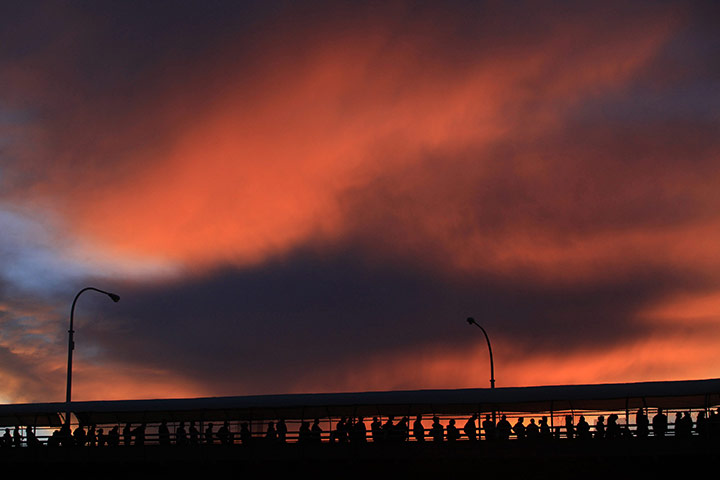 Eric Thayer : People on a bridge separating the United States and Mexico in El Paso