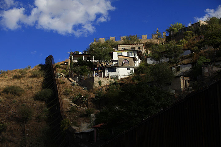Eric Thayer : Houses on the other side of the border between the US and Mexico