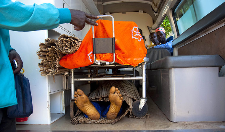 Guinea: A doctor shows two slain bodies, suspected to be supporters of Diallo