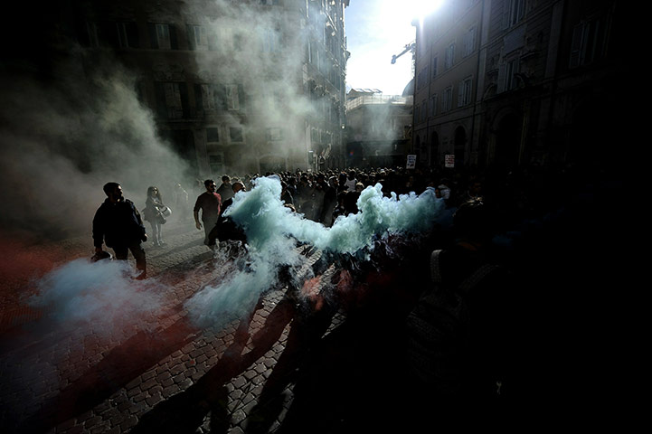 24 hours in pictures: Students demonstrate against reforming universities and budget cuts, Rome
