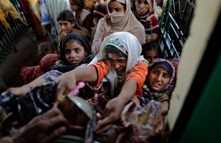 24 hours in pictures: Pakistani women and children struggle to get ration portions