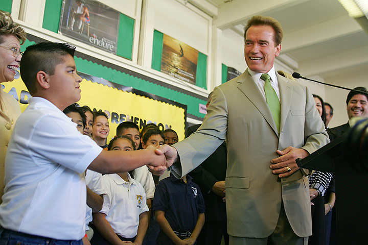 Arnold Schwarzenegger : California Governor Arnold Schwarzenegger visits a school