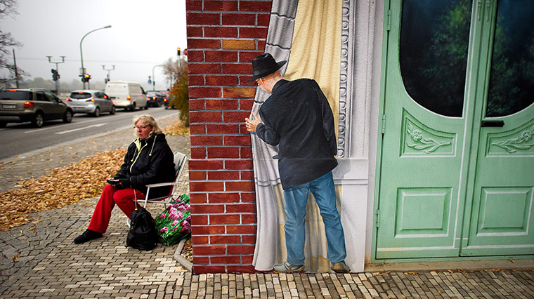 24 hours pics: Woman sits at the Albert Bridge on corner of a DREWAG building