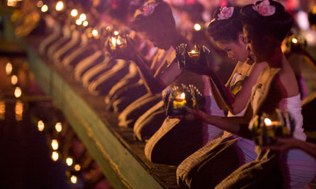 Women say prayers before releasing their krathongs