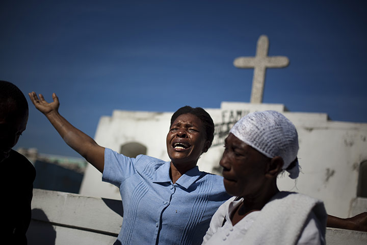 24 Hours: Relatives of Serge Ragmond who died of cholera, mourn in Haiti 