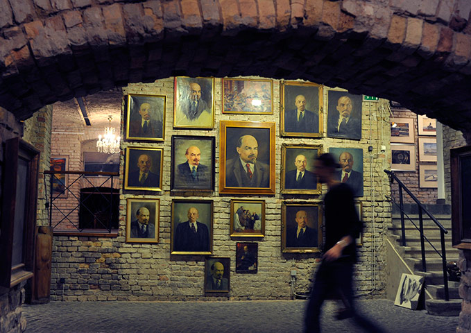 24 hours in pics: Basement of the Pinter Gallery storing portraits of Vladimir Lenin