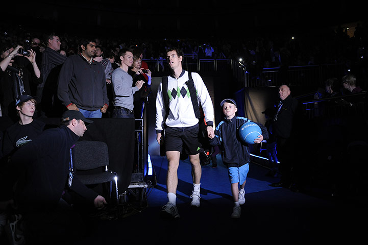 Murray v Federer: The crowd applaud as Murray makes his way into the arena 