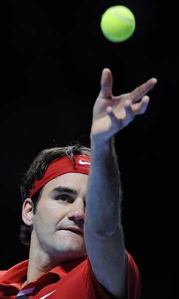 Murray v Federer: Roger Federer serves to Andy Murray