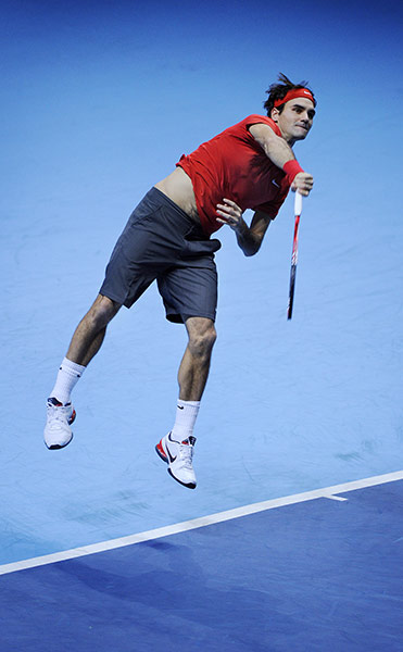 Murray v Federer: Roger Federer serves to Andy Murray