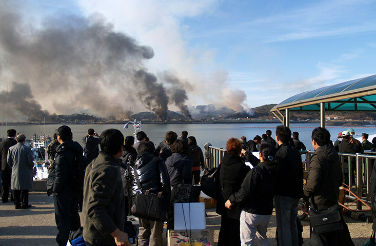 Yeonpyeong island : Huge plumes of smoke rising from Yeonpyeong island 