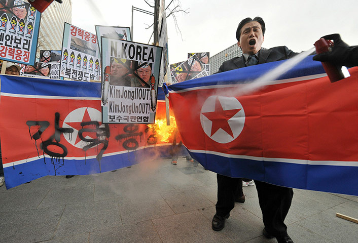 Yeonpyeong island : South Korean conservative activists burn a North Korean national flag