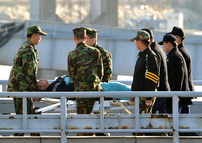 Yeonpyeong island : An injured soldier arrives at the port in Incheon