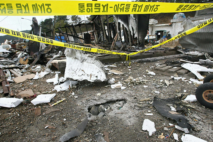 Yeonpyeong island : Destroyed houses on Yeonpyeong island in the disputed waters 