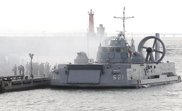 Yeonpyeong island : Residents of Yeonpyeong island get off a hovercraft