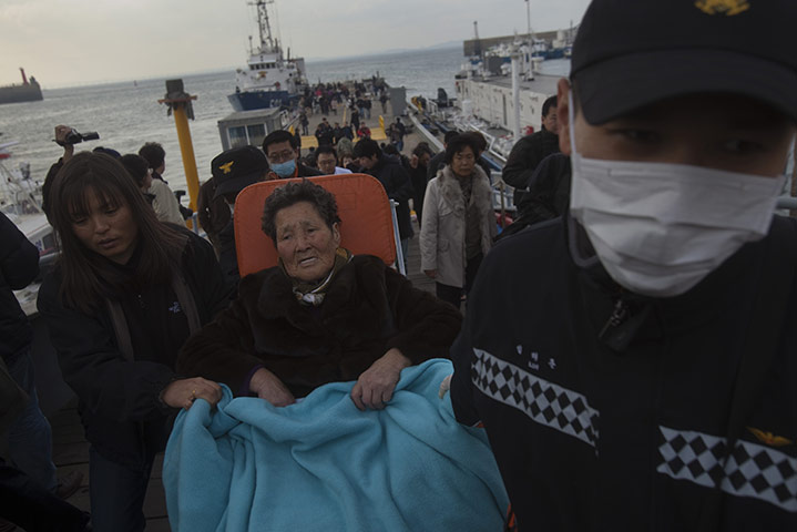 Yeonpyeong island : South Korean coast guard help people to disembark from a ship 