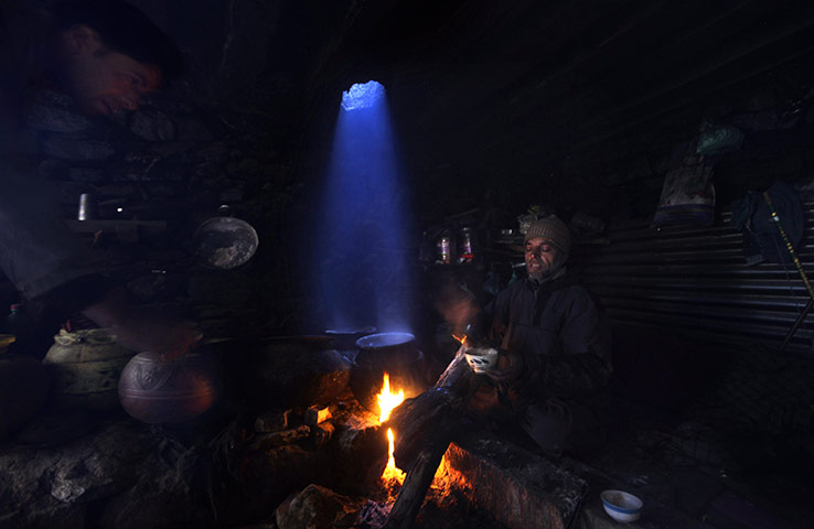 24 hours: Peer Ki Gali, India: Caretaker of a Muslim shrine, pours tea
