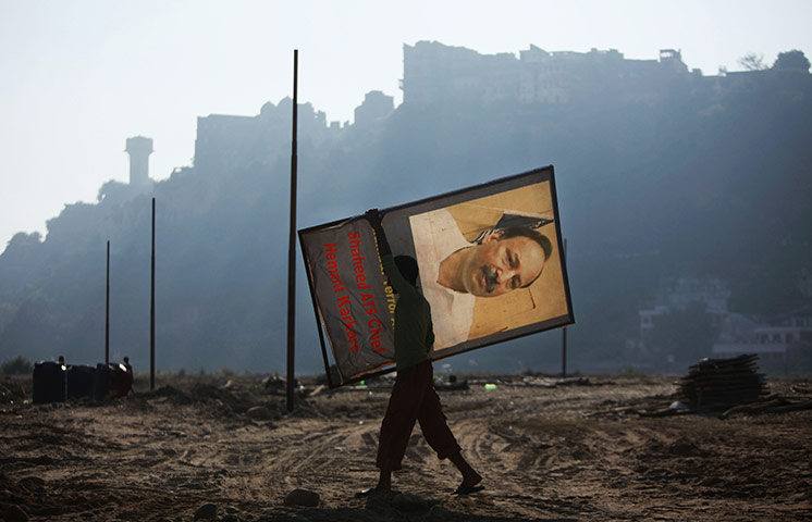 24 hours: Jammu, India: A boy carries a poster of Hemant Karkare 