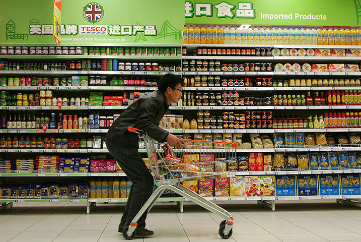 Business Week in Pictures: Chinese customer shops at the Tesco supermarket in Beijing, China