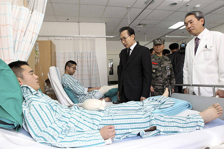 North Korea Update: South Korean President Lee Myung-bak, center, comforts injured marines