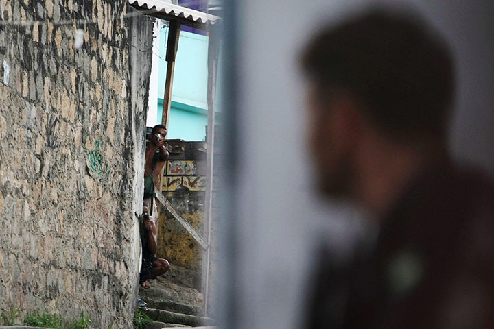 24 hours in pictures: violence in rio