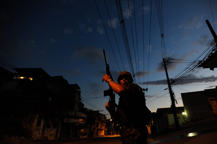 24 hours in pictures: operation against drug gangs in Rio