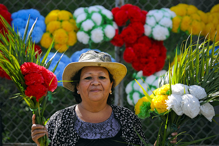 24hours in pics: Day of the Dead commemoration