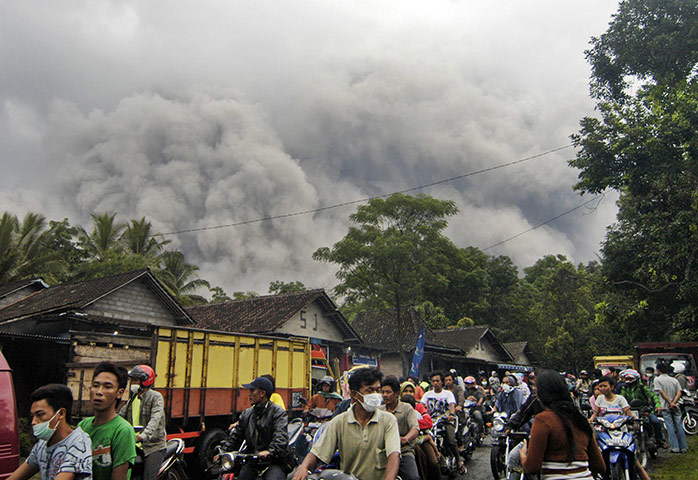 Mount Merapi: Residents flee Mount Merapi volcano eruption