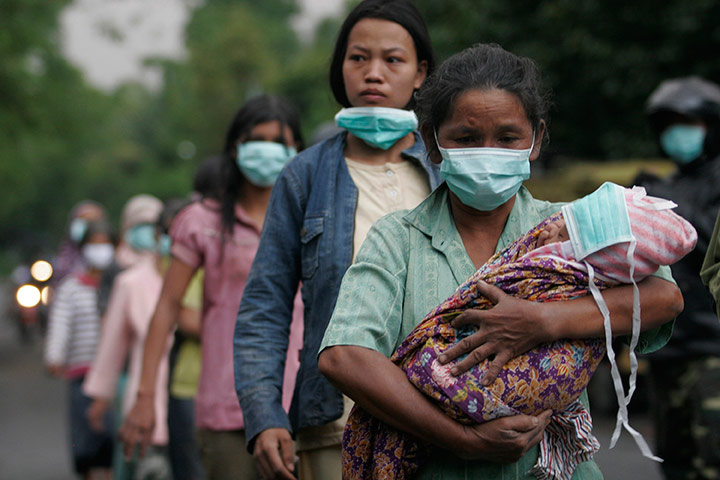 Mount Merapi: Villagers flee from their village in Sidorejo in Klaten
