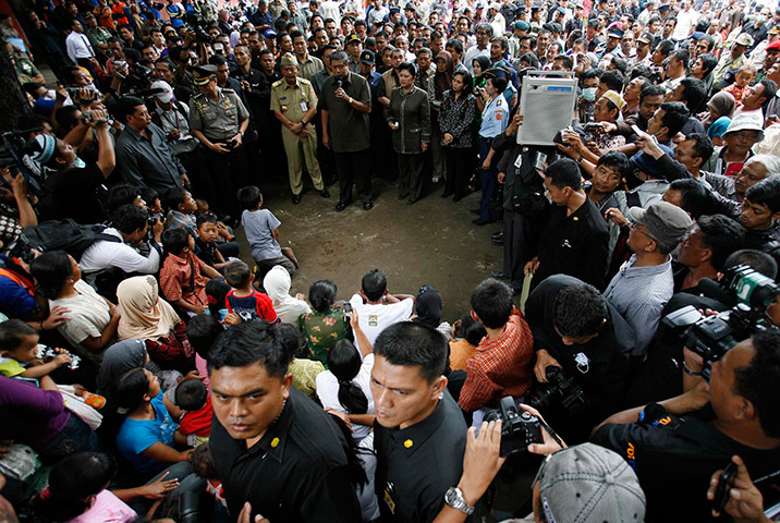 Mount Merapi: Indonesian President Susilo Bambang Yudhoyono speaks to villagers