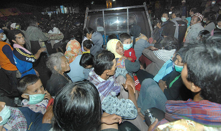 Mount Merapi: Residents evacuate from a village in Sleman