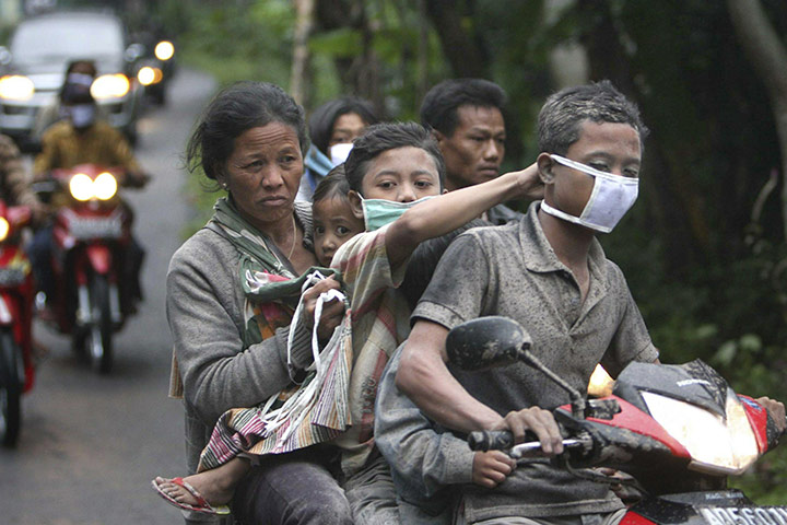 Mount Merapi: Residents flee on motorcycle during evacuation from a village in Klaten