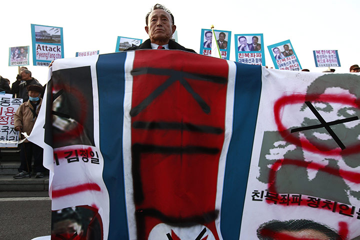 Korea tensions: 30 Nov: North Korean defectors and South Korean activists shout slogans