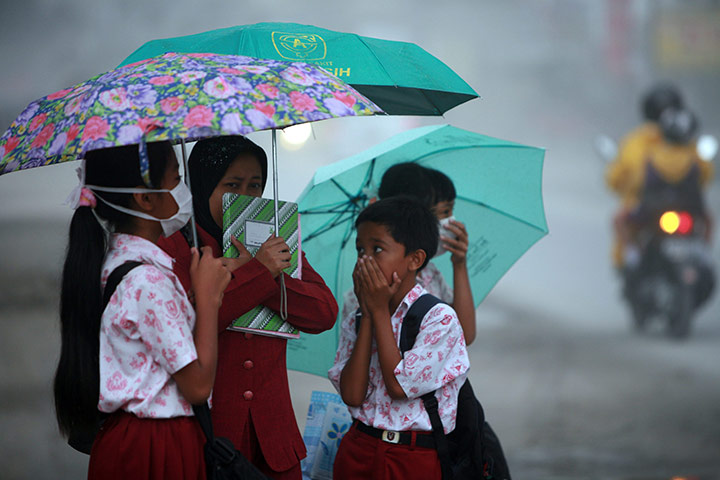 Mount Merapi Update: Students cover their noses with masks as Mount Merapi erupts