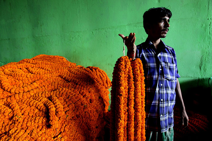24 hours in pictures: Flower business in the run-up to Diwali festival