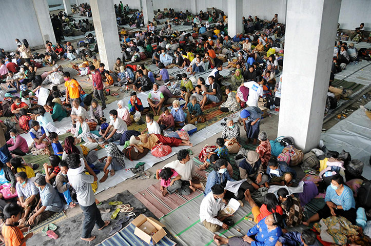 Merapi Volcano Update: Hundreds of evacuees from Mount Merapi eruption fill a sport stadium