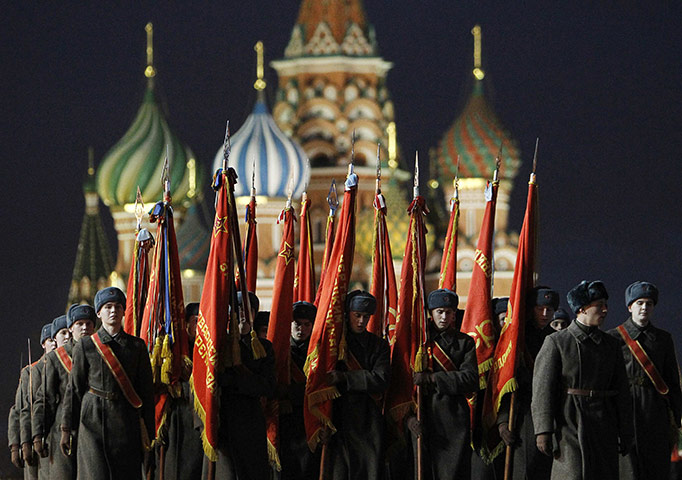 24 Hours: Russian servicemen in historical uniforms in Red Square in Moscow
