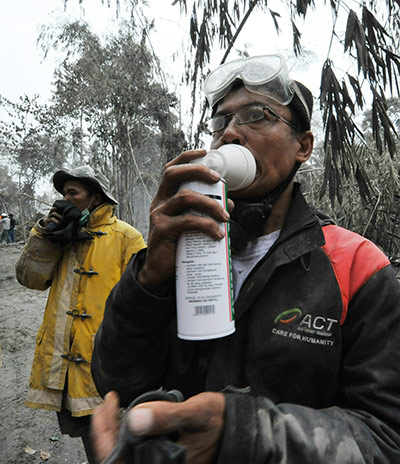 Mount Merapi: A member of a rescue team wear inhales oxygen 