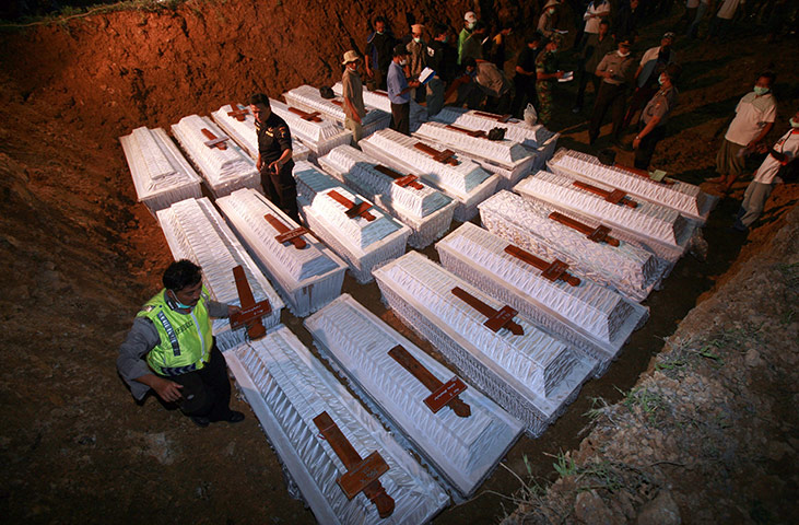 24 hours pics: Mount Merapi victims mass funeral