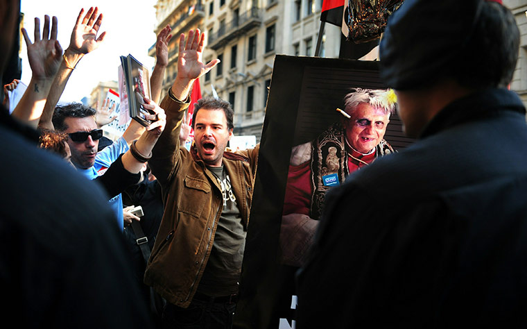 24 hours pics: Protesters chant during a demo against Pope Benedict XVI's visit, Barcelona
